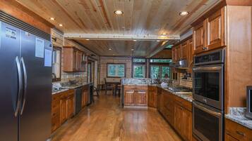 Casa, varias camas, hidromasaje | Cocina privada | Refrigerador, microondas, horno y parrilla de estufa