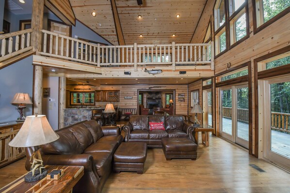 House, Multiple Beds, Hot Tub | Living room