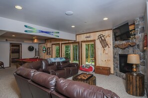 House, Multiple Beds, Hot Tub - Hemlock Hideaway 6 Bedroom House (Oakland)