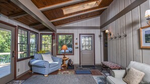 Living room - Oakleaf Lodge 5 Bedroom House (Swanton)
