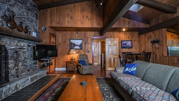 House, Multiple Beds, Hot Tub | Living room | TV, fireplace