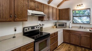 Cabane, plusieurs lits, bain à remous, vue montagne | Cuisine privée | Cafetière/bouilloire, réfrigérateur, micro-ondes, four