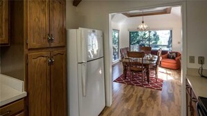 Cabane, plusieurs lits, bain à remous, vue montagne | Cuisine privée | Cafetière/bouilloire, réfrigérateur, micro-ondes, four
