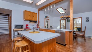 House, Multiple Beds, Fireplace | Private kitchen | Coffee/tea maker, fridge, microwave, oven - Golden Retreat 3 Bedroom House (Oakland)
