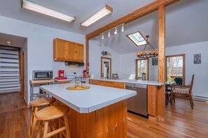 Casa, varias camas, chimenea | Cocina privada | Refrigerador, microondas, horno y parrilla de estufa 