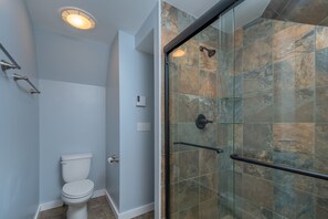Casa, varias camas, chimenea | Baño | Toallas