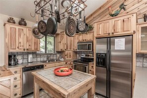 Cabin, Multiple Beds, Patio, Mountain View | Private kitchen | Fridge, microwave, oven, stovetop - Rettigs Rustic Retreat - Three Bedroom Cabin (Ruidoso)