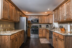 House, Multiple Beds, Hot Tub | Private kitchen | Fridge, microwave, oven, stovetop