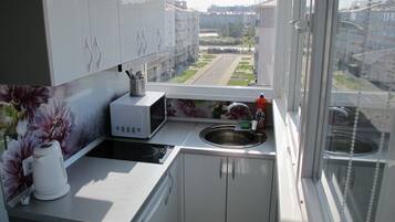 Kühlschrank, Mikrowelle, Herdplatte, Wasserkocher