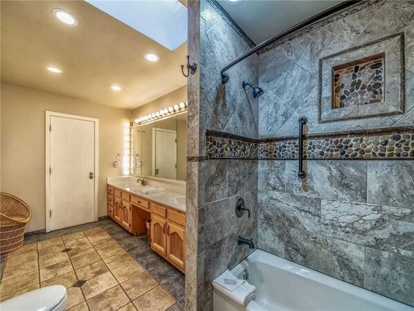Cabaña, varias camas, patio, vista a la montaña | Baño