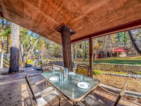 Huisje, meerdere bedden, patio, uitzicht op bergen | Balkon