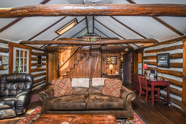 Hus, flere senger, spabadekar | Oppholdsrom | TV og peis