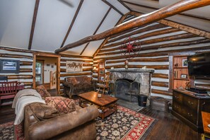 Hus, flere senger, spabadekar | Oppholdsrom | TV og peis