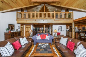 Maison, Plusieurs lits, baignoire à remous | Salle de séjour | Téléviseur à écran plat, foyer, lecteur de DVD