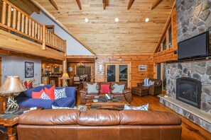 Maison, Plusieurs lits, baignoire à remous | Salle de séjour | Téléviseur à écran plat, foyer, lecteur de DVD