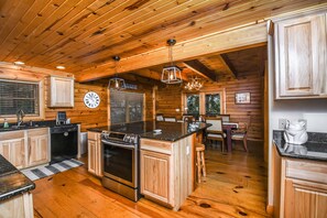 Maison, Plusieurs lits, baignoire à remous | Cuisine privée | Réfrigérateur, four à micro-ondes, un four, surface de cuisson