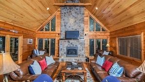 House, Multiple Beds, Hot Tub | Living room