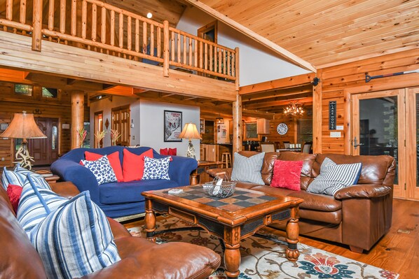 Maison, Plusieurs lits, baignoire à remous | Salle de séjour | Téléviseur à écran plat, foyer, lecteur de DVD