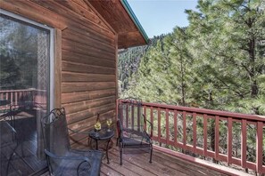 Cabane, plusieurs lits, patio, vue montagne | Balcon