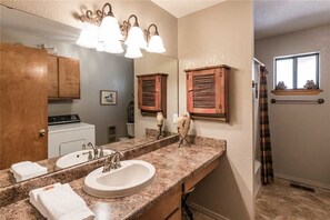 Bathroom - Riverside House - Three Bedroom Cabin (Ruidoso)
