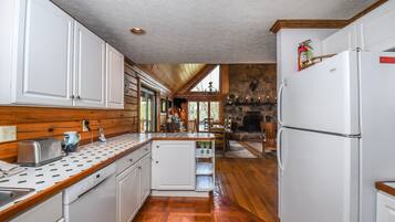 Casa, varias camas, hidromasaje | Cocina privada | Refrigerador, microondas, horno y parrilla de estufa