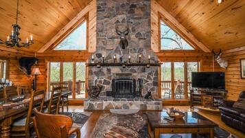 Casa, varias camas, hidromasaje | Sala de estar | Televisión, chimenea y reproductor de DVD