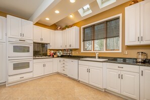 Private kitchen - Stoney Point 5 Bedroom House (Oakland)