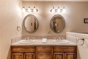 Bathroom - Ruidoso Retreat - Three Bedroom Home (Ruidoso)