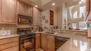 Condo, Multiple Beds, Patio, Mountain View | Private kitchen | Fridge, microwave, oven, stovetop