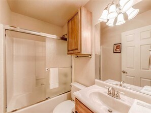 Huoneisto, useita sänkyjä, patio, vuoristonäköala | Kylpyhuone