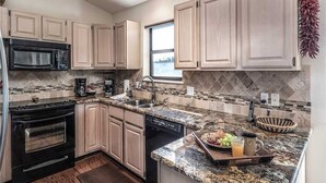 Baita, letti multipli, idromassaggio, vista montagna | Cucina privata