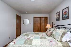 House, Multiple Beds, Fireplace - Quiet Reflections 3 Bedroom Townhome (Oakland)
