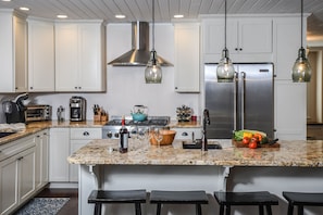 Maison, Plusieurs lits, baignoire à remous | Cuisine privée | Réfrigérateur, four à micro-ondes, un four, surface de cuisson