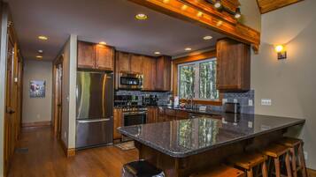 House, 3 Bedrooms, Hot Tub | Private kitchen | Fridge, microwave, oven, stovetop