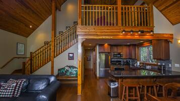 House, 3 Bedrooms, Hot Tub | Private kitchen | Fridge, microwave, oven, stovetop