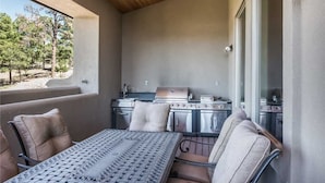 BBQ/picnic Area - Sky Hawk Lodge - Four Bedroom Cabin (Alto)