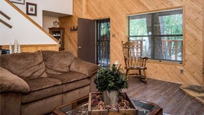 Cabaña, varias camas, hidromasaje, vista a la montaña | Sala de estar | Televisión de pantalla plana, chimenea y reproductor de DVD 
