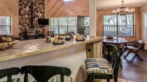 Cabaña, varias camas, hidromasaje, vista a la montaña | Cocina privada | Cafetera y tetera, refrigerador, microondas y horno 