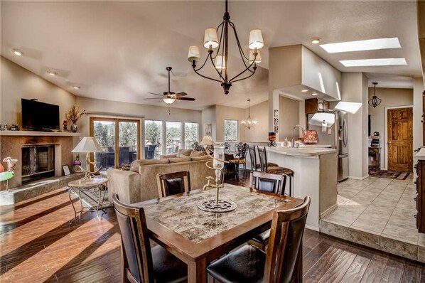 Cabaña, varias camas, patio, vista a la montaña | Cocina privada | Refrigerador, microondas, horno y parrilla de estufa 