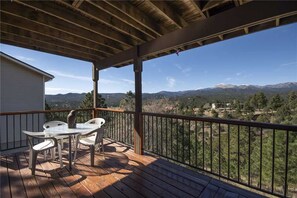 Cabaña, varias camas, patio, vista a la montaña | Balcón