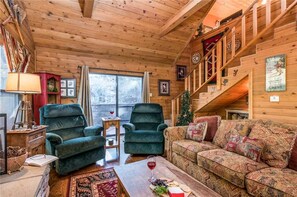 Cabin, Multiple Beds, Hot Tub, Mountain View | Living room
