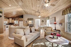 Interior - Treetop - Two Bedroom Cabin (Ruidoso)
