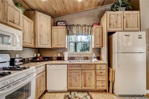 Cabin, Multiple Beds, Patio, Mountain View | Private kitchen | Fridge, microwave, oven, stovetop - Treetop - Two Bedroom Cabin (Ruidoso)