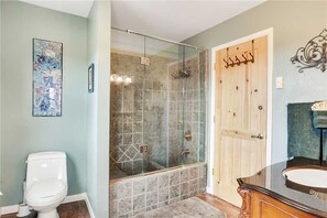 Apartment, Mehrere Betten, Terrasse, Bergblick | Badezimmer