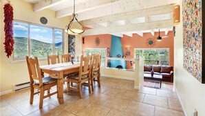 Condo, varias camas, patio, vista a la montaña | Cocina privada | Cafetera y tetera, refrigerador, microondas y horno 