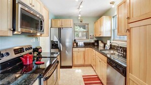 Condo, varias camas, patio, vista a la montaña | Cocina privada | Cafetera y tetera, refrigerador, microondas y horno 