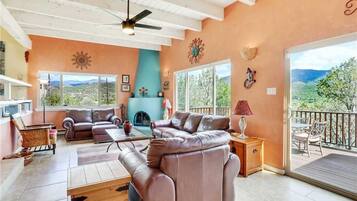 شقة - عدة أسرّة - برواق - منظر للجبل | غرفة المعيشة | تلفزيون، مدفأة