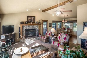 Cabin, Multiple Beds, Hot Tub, Mountain View | Living room