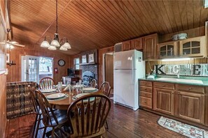 Huisje, meerdere bedden, hot tub, uitzicht op stad | Privékeuken | Een koelkast, een magnetron, een oven, een kookplaat