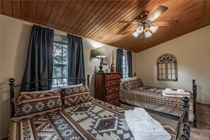 Room - Wild Horse Retreat - Two Bedroom Cabin with Hot Tub (Alto)